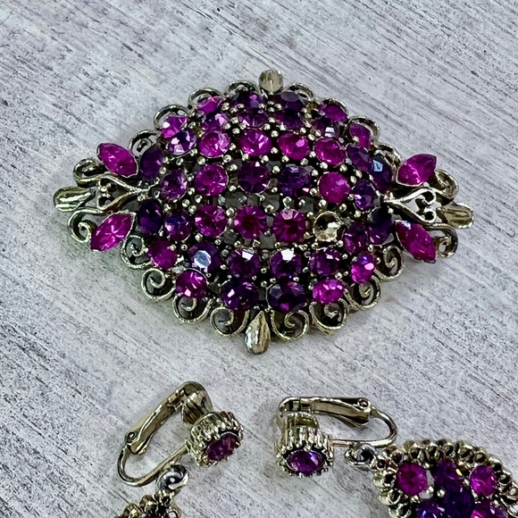 Vintage Style Fuchsia Purple Rhinestone Brooch and Clip On Earring Set Gold Tone - Picture 3 of 9